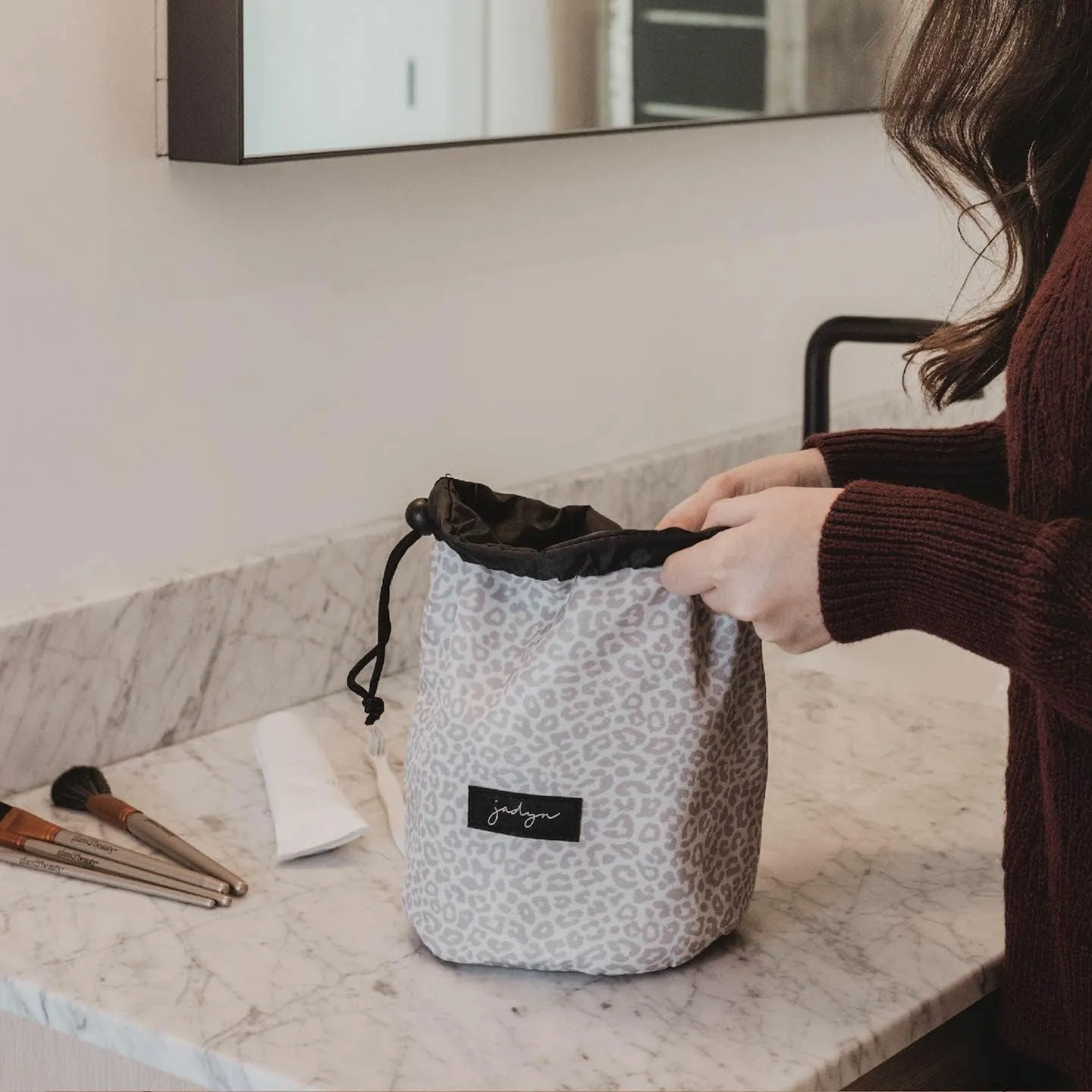 Jadyn Durable Cinch Top Makeup Organizer - Compact Travel Makeup Bag - 7 Interior Pockets for Cosmetics - Drawstring Toiletry Travel Bag for Women - 6L Storage Capacity - (Desert Leopard)