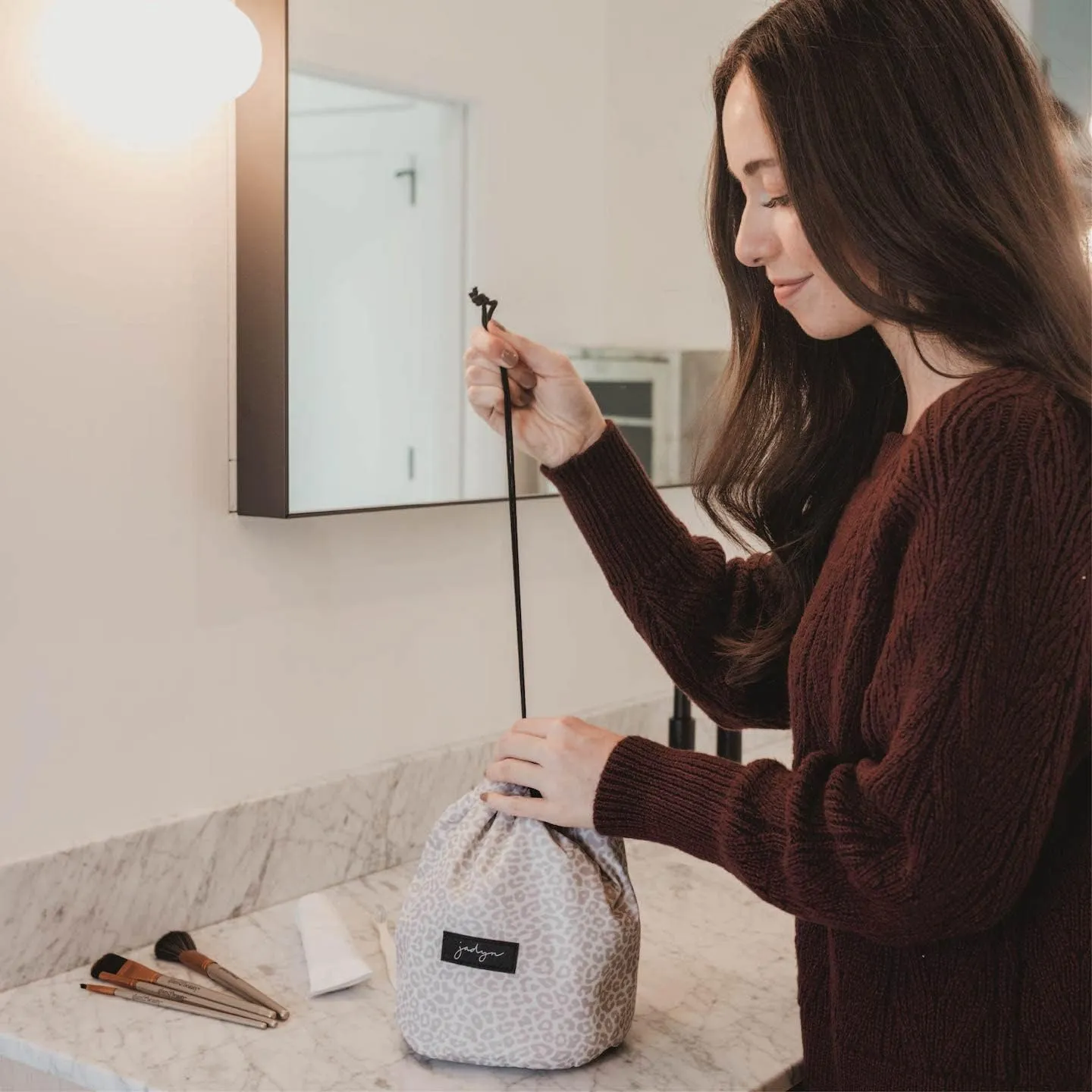 Jadyn Durable Cinch Top Makeup Organizer - Compact Travel Makeup Bag - 7 Interior Pockets for Cosmetics - Drawstring Toiletry Travel Bag for Women - 6L Storage Capacity - (Desert Leopard)