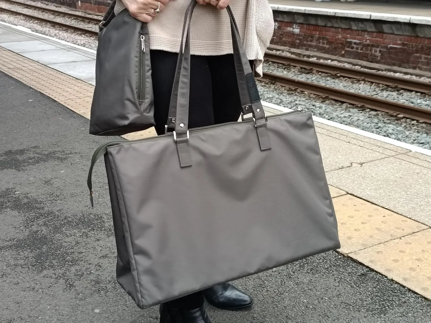 Weekender Bags for Women, Travel Duffel Overnight Carry On Holdall Bag, Sports Gym Sholder Tote, Black, M